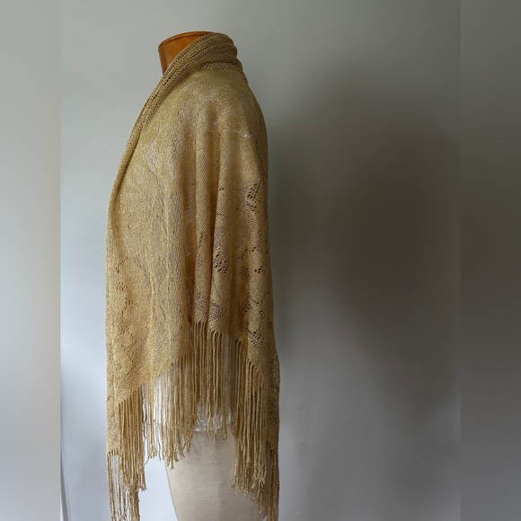 Fringed gold triangle wrap - Picture 3 of 6